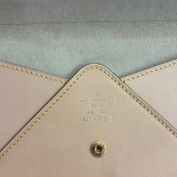 LOUIS VUITTON VIC Gift Envelope Clutch bag Leather
New - Picture 4 of 6